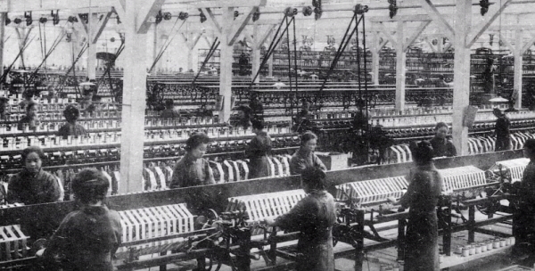 昔の桐生の織物工場