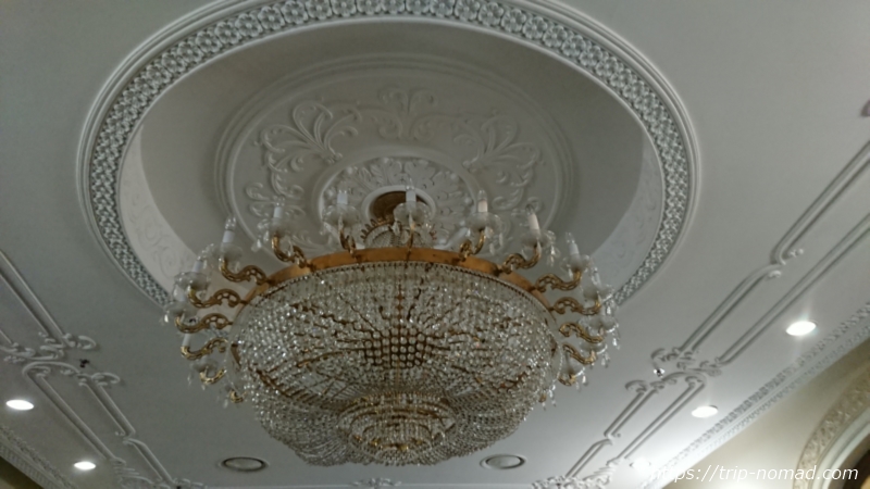 ウラジオストク『ベルサイユホテル』フロントの巨大なシャンデリア