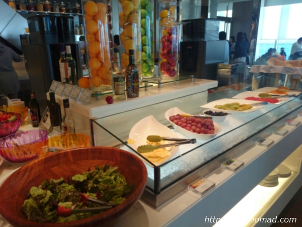 大阪マリオット都ホテル朝食「COOKA（クーカ）」ビュッフェ・フレッシュな野菜やフルーツ画像