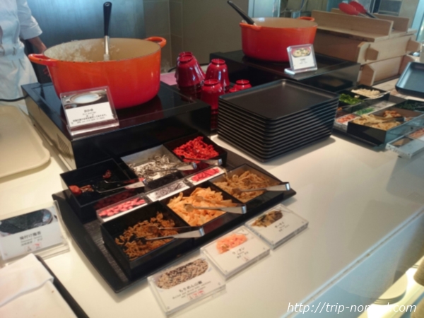 大阪マリオット都ホテル朝食「COOKA（クーカ）」ビュッフェ・おかゆやお味噌汁画像