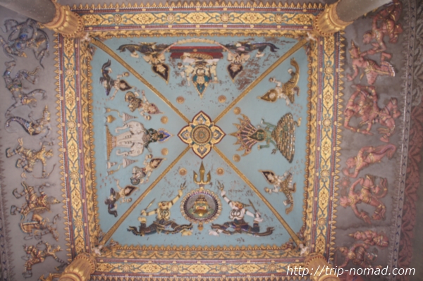 『パトゥーサイ』内側の天井画像