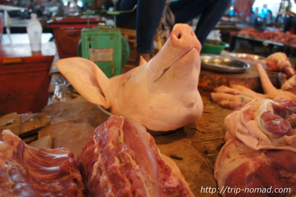 『タラート・サオ市場』豚の頭画像