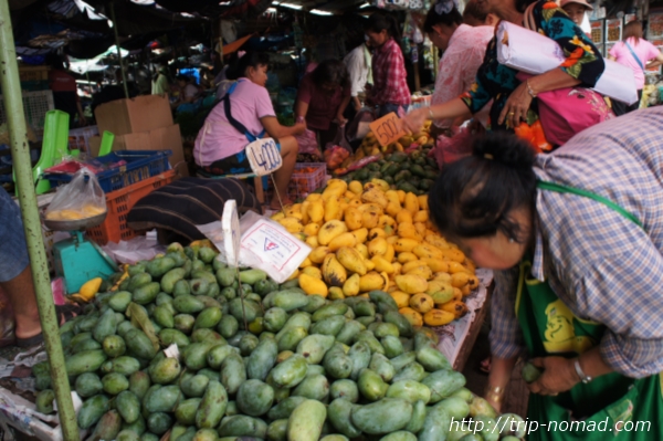 『タラート・サオ市場』青マンゴー画像