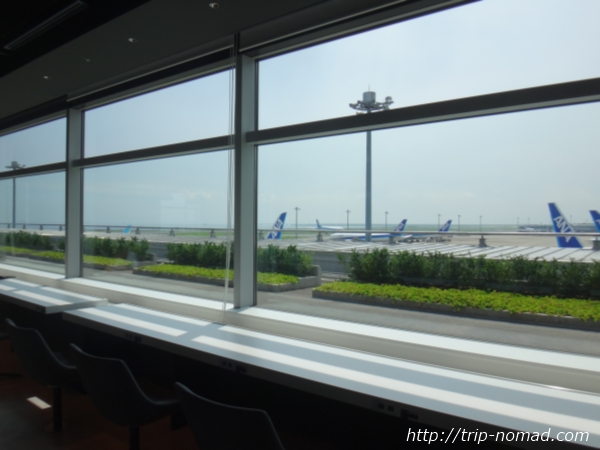 羽田空港「POWER LOUNGE NORTH（パワーラウンジ北）」窓からの景色画像