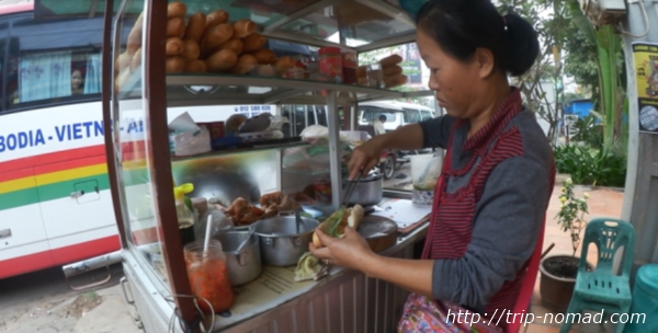 カンボジア「ヌンパン」屋での購入シーン画像
