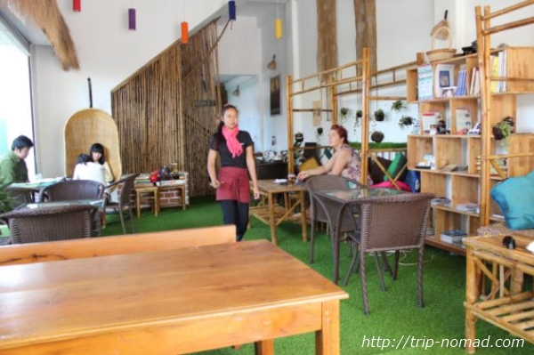 カンボジア『Green on Peace cafe&bar（グリーン・オン・ピース　カフェ＆バー）』店内画像