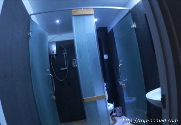 カンボジア・プノンペン・『ワンストップ・ホステル』共用のトイレとシャワールーム画像