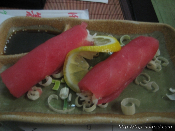 『ロシアの寿司』カニをマグロで巻いたもの画像