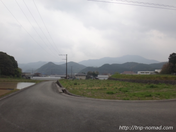 愛媛県宇和島市の山に囲まれた風景画像