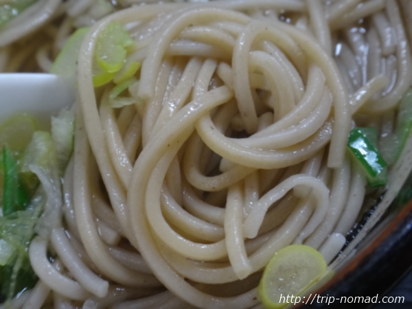 青森県弘前市『三忠食堂』『津軽そば』の麺のアップ