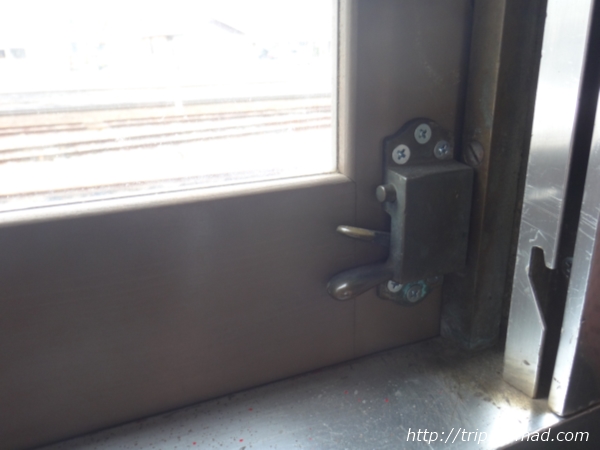 青森県『ストーブ列車』車内窓を開けるレバー