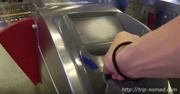 バンコク『MRT』自動改札機コイン型チケットを入れる穴にトークン投入