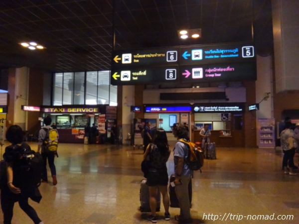 『ドンムアン空港』から市内へのアクセス＞6番出口への看板