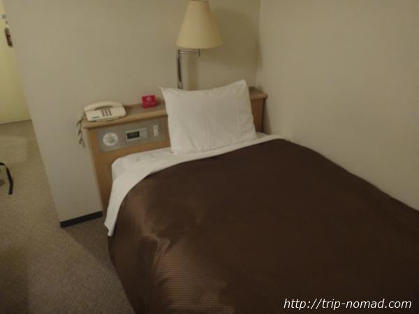 『小出ホテルオカベ』室内ベッド＆枕